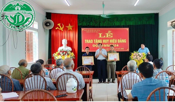 Dịp 19/5, toàn huyện có 136 Đảng viên được trao tặng và truy tặng huy hiệu Đảng|https://yenlu.yendung.bacgiang.gov.vn/chi-tiet-tin-tuc/-/asset_publisher/M0UUAFstbTMq/content/dip-19-5-toan-huyen-co-136-ang-vien-uoc-trao-tang-va-truy-tang-huy-hieu-ang/22815