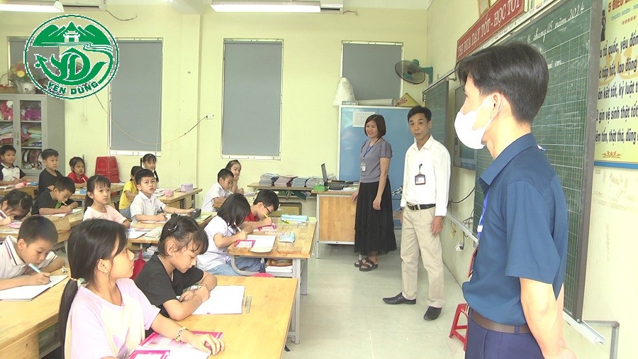 Kiểm tra công vụ đột suất tại xã Tư Mại và một số trường học trên địa bàn.|https://yenlu.yendung.bacgiang.gov.vn/zh_CN/chi-tiet-tin-tuc/-/asset_publisher/M0UUAFstbTMq/content/kiem-tra-cong-vu-ot-suat-tai-xa-tu-mai-va-mot-so-truong-hoc-tren-ia-ban-/22815